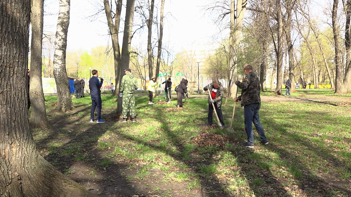 В Пензе муниципальные служащие вышли на уборку Комсомольского парка