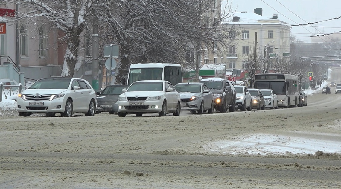 В Пензе продолжается борьба с последствиями снегопада