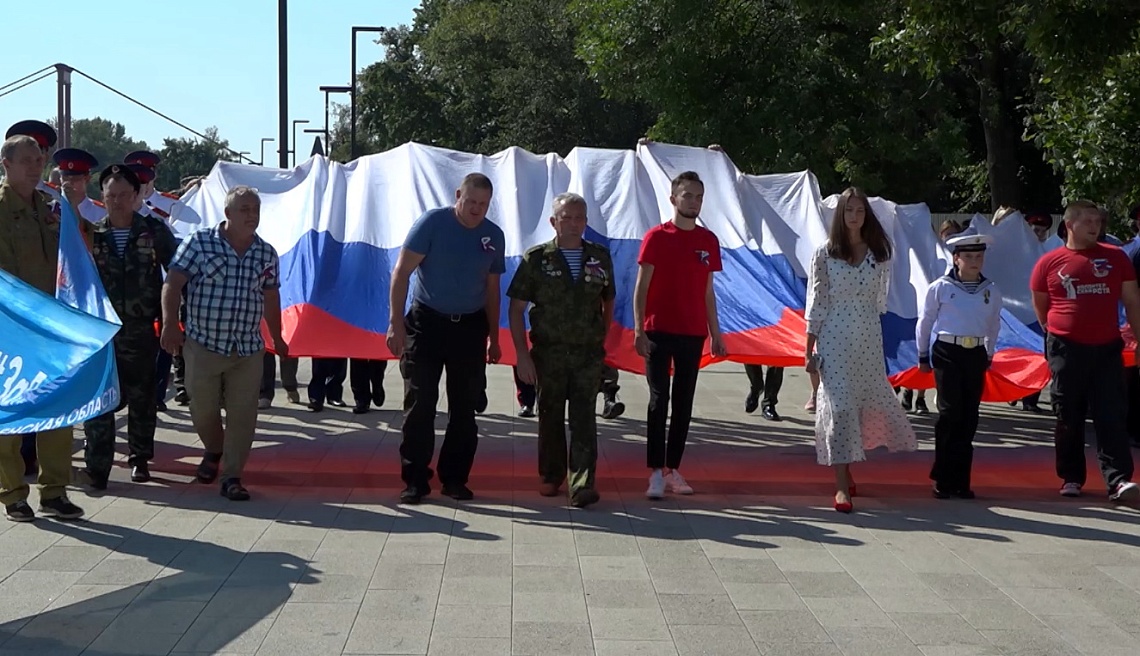 На Олимпийской аллее в День флага прошел велопарад  «Триколор»