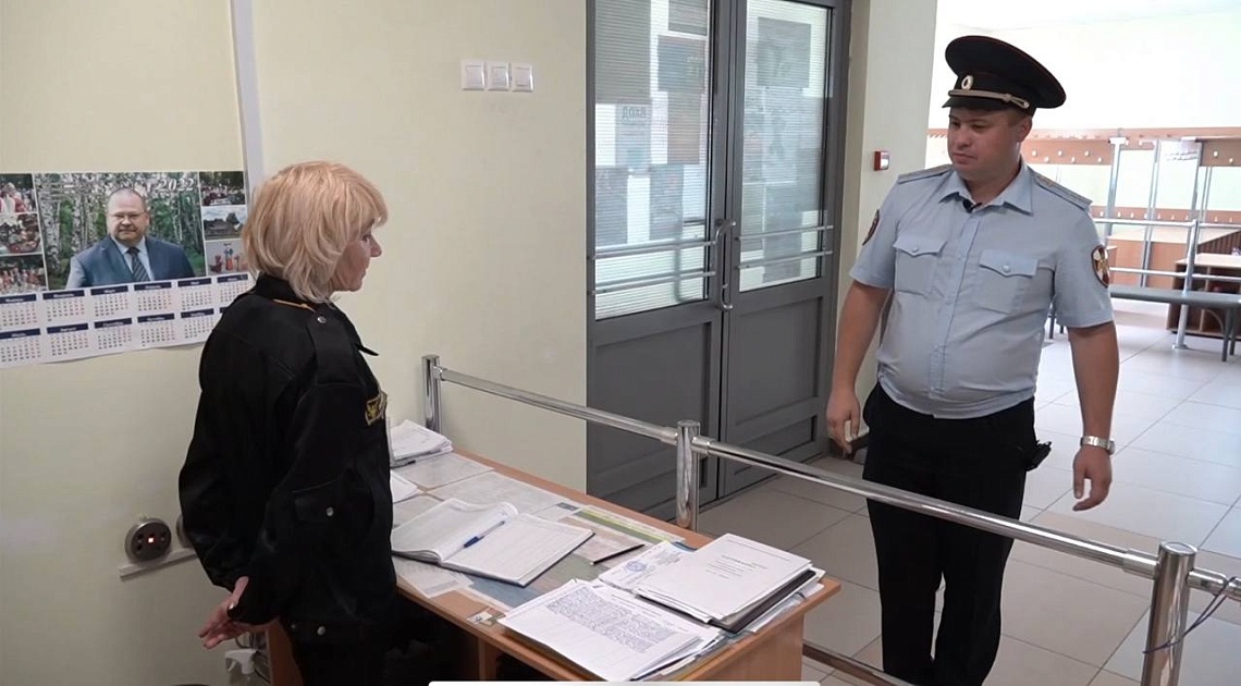 Сотрудники Росгвардии в преддверии 1 Сентября проверяют степень защищенности школ и детсадов
