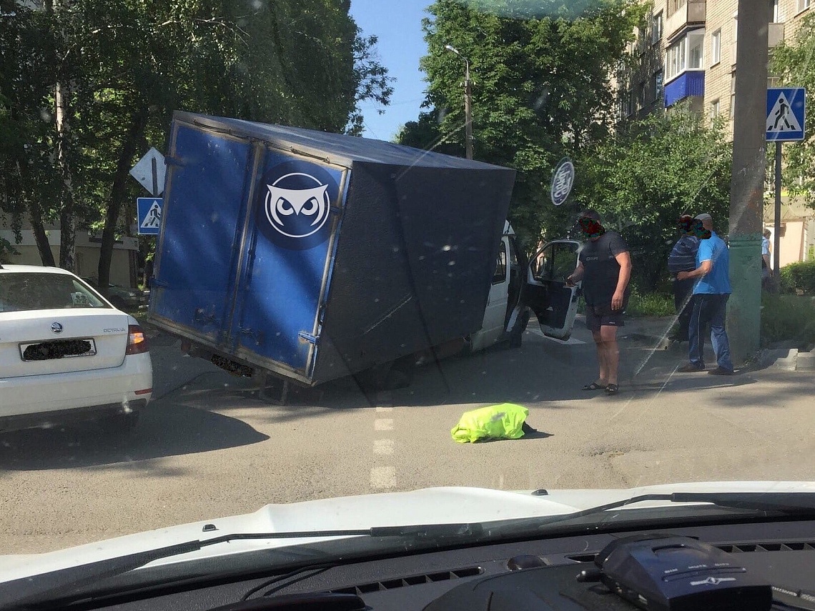 На ул. Дзержинского в яму провалилась ГАЗель